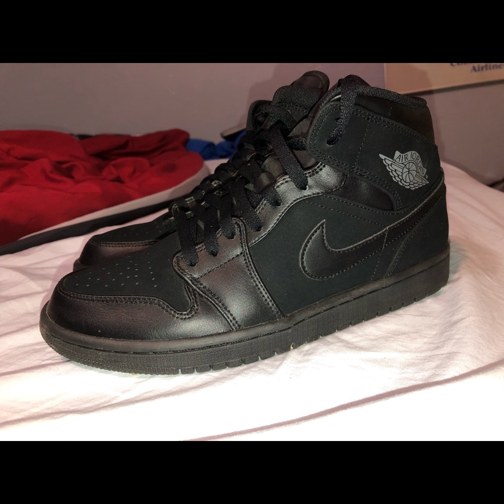 Air Jordan 1 Mid Triple black